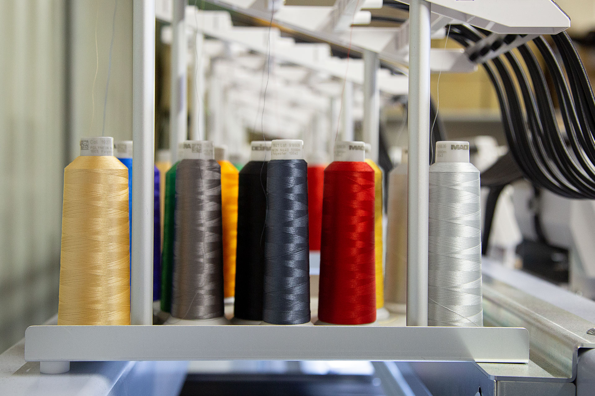 Large palette de couleurs de ﬁls pour la broderie sur textile. BROD'Partners dispose d'un convertisseur Pantone® permettant d'obtenir un rendu ﬁdèle de votre logo.